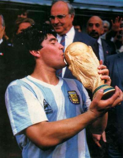  Argentinos vão parar em homenagem ao aniversário de Maradona