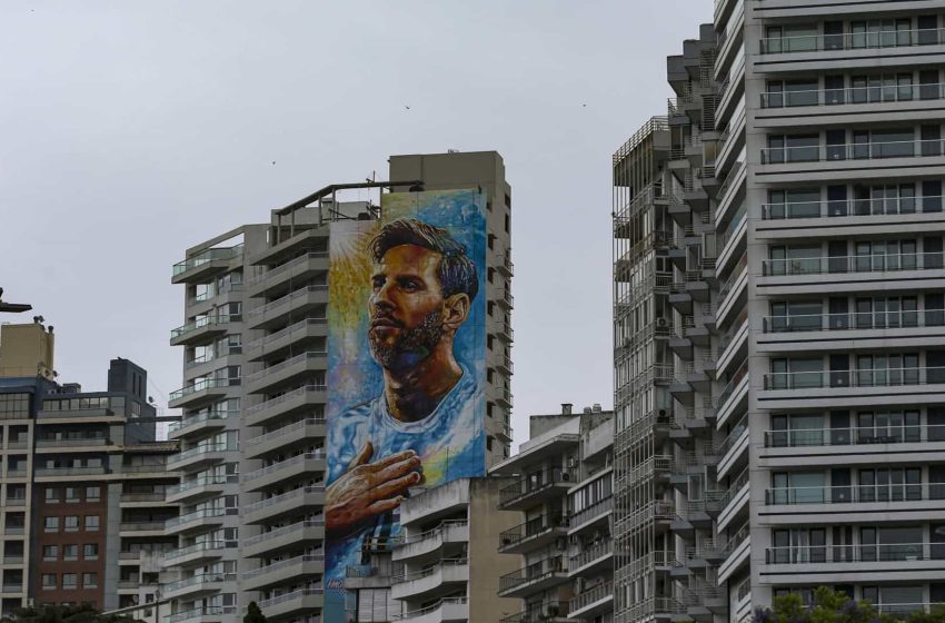  Cidade natal de Messi homenageia argentino com mural gigante