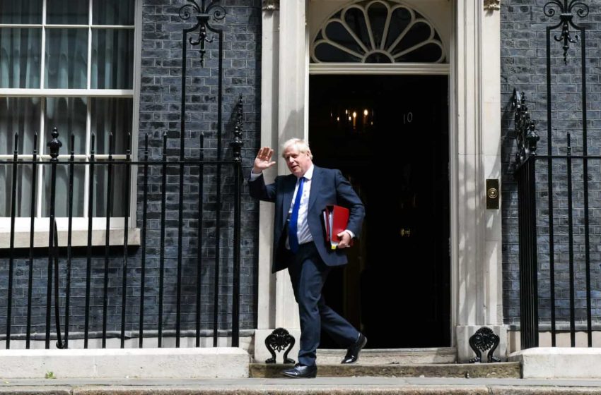 Boris Johnson terá aceitado demitir-se, mas quer ficar até ao outono