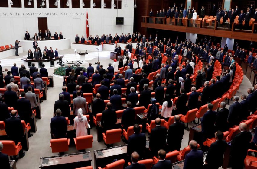  Parlamento turco aprova lei para prender quem divulgar ‘informação falsa’