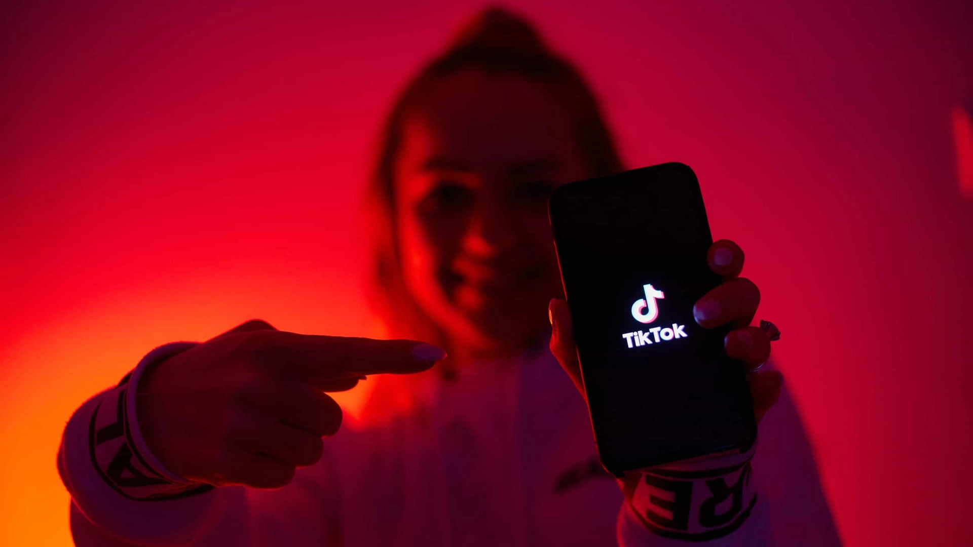 TikTok vai dar mais ferramentas a criadores de conteúdo para adultos
