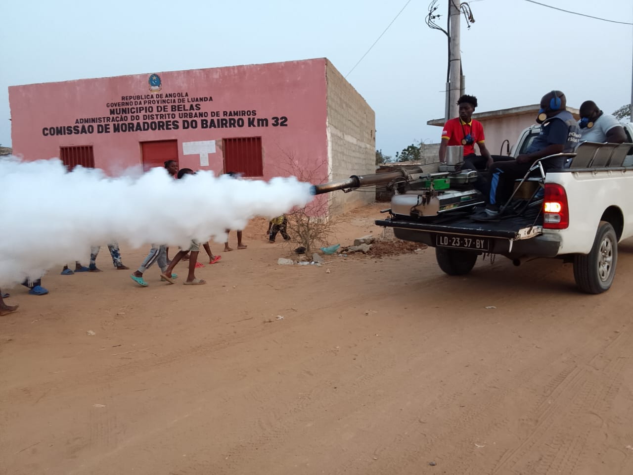 Campanha de Fumigação no Bairro KM 32 combate à malária no Distrito Urbano do Ramiro
