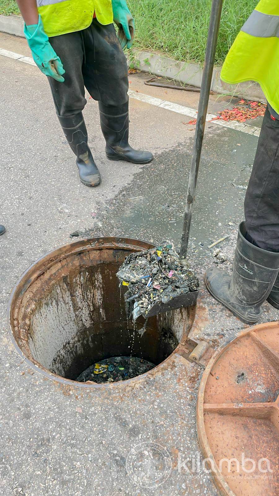 Lixo doméstico obstrui colectores na Centralidade do Kilamba