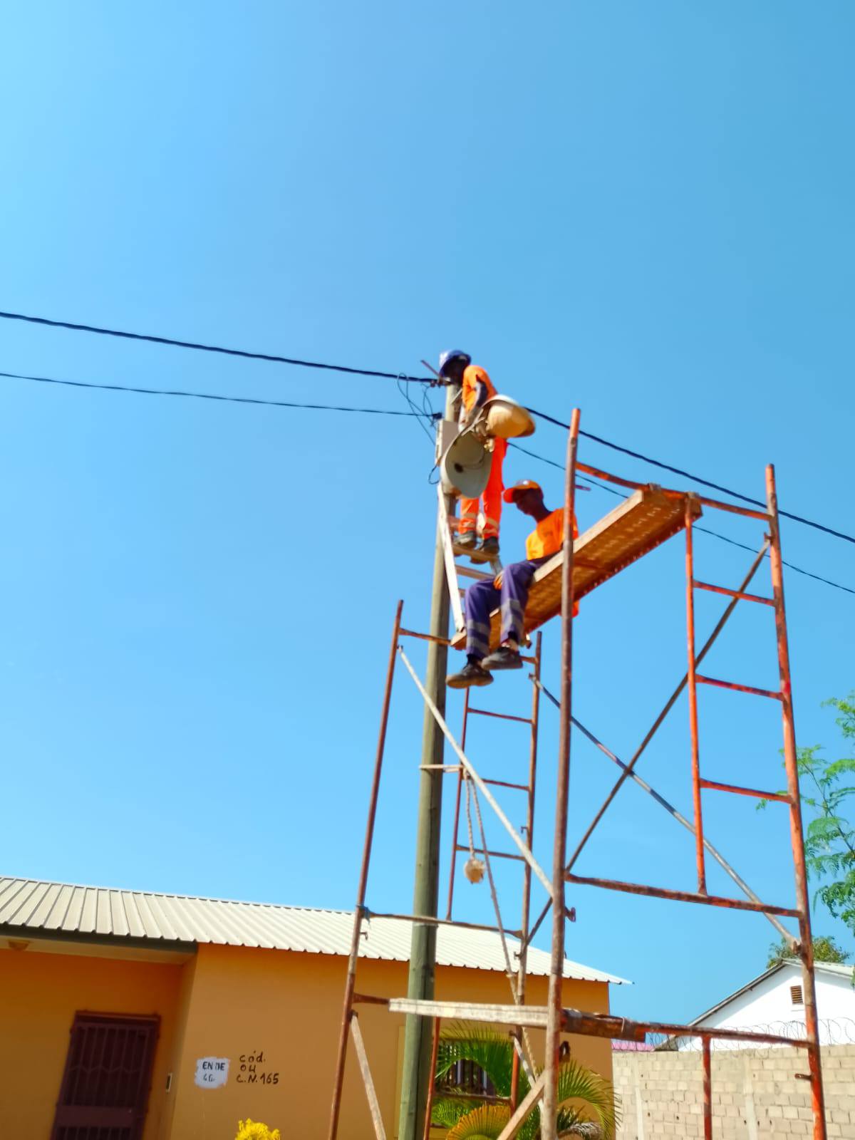 Ruas do Distrito Urbano dos Ramiros recebem melhorias na iluminação pública