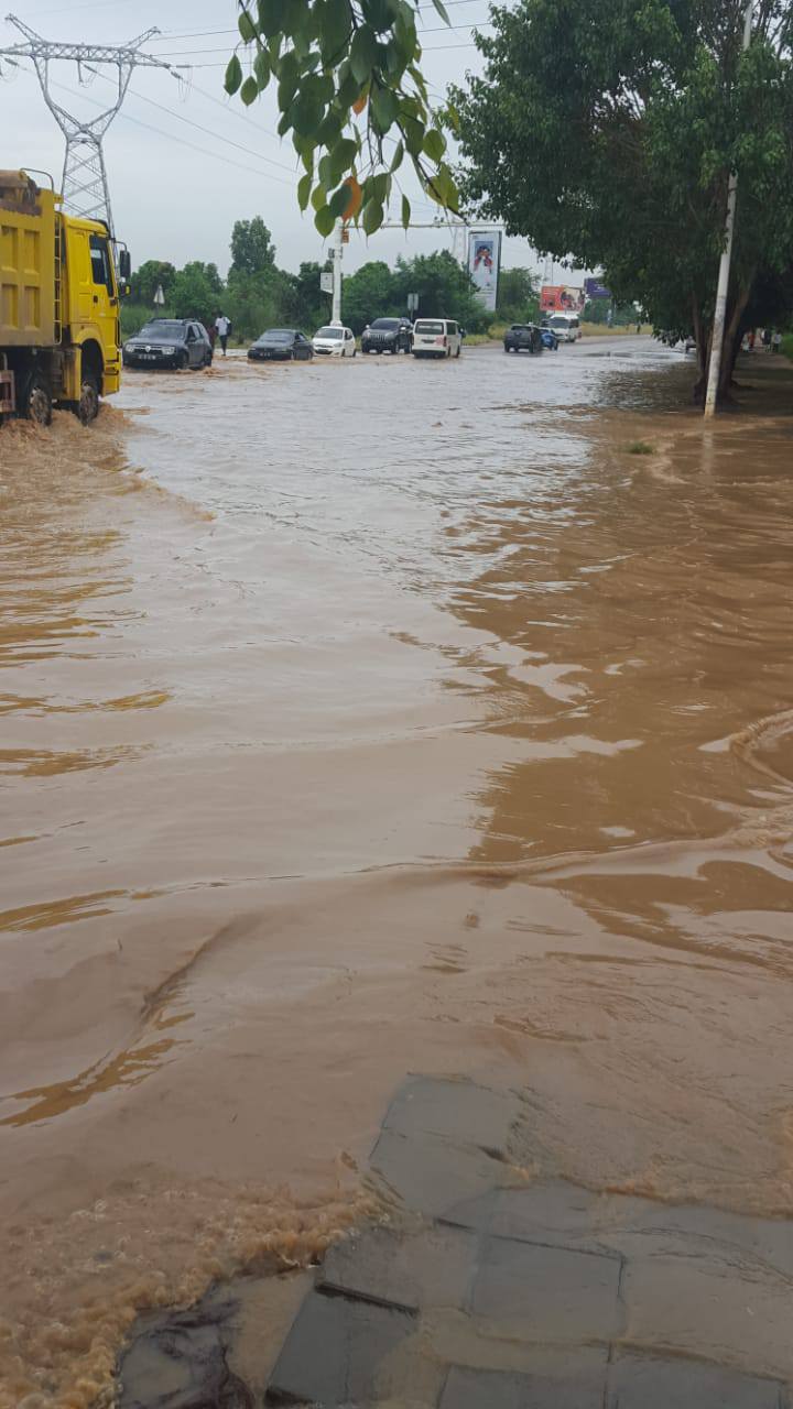 Moradores do Kilamba pedem construção urgente de estrada e rede de esgotos em frente ao Kero